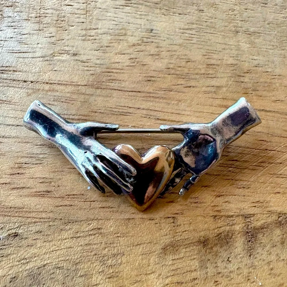 Unique artisan-made pin with gold heart held by two silver hands - Picture 9 of 15